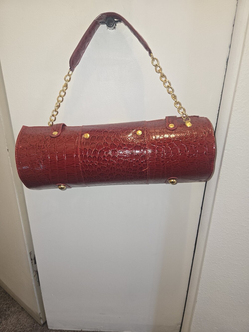 Red Croc-Embossed Barrel Handbag with Gold Chain For Wine Bottle - Picture 6 of 14